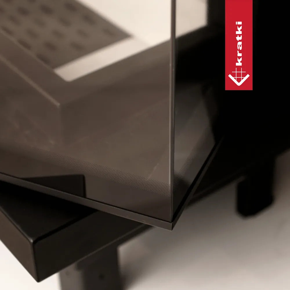 Detail van de Kratki MBA Links haard met glazen hoek en metalen frame.