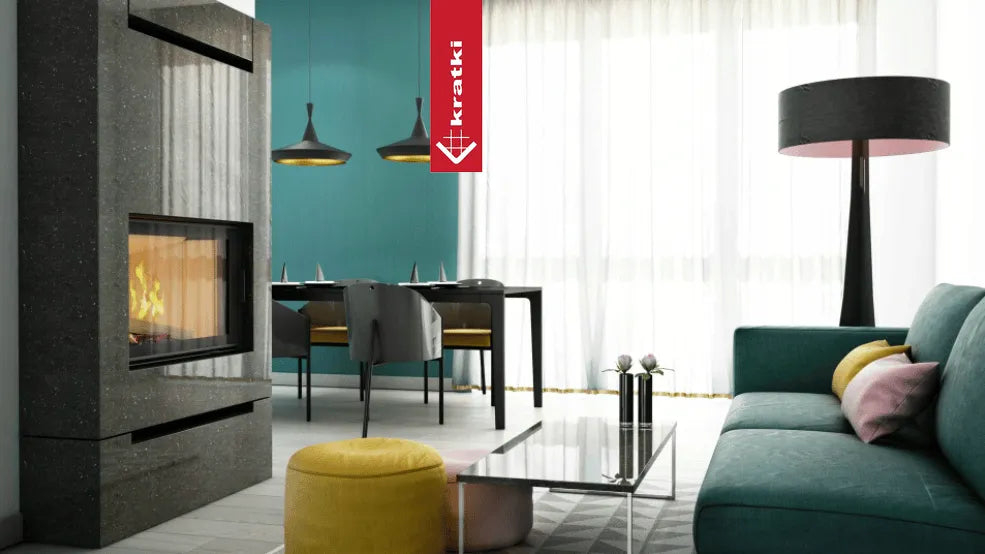 Moderne woonkamer met Kratki Nadia 13 kW haard, groene bank, gele poef en glazen salontafel.
