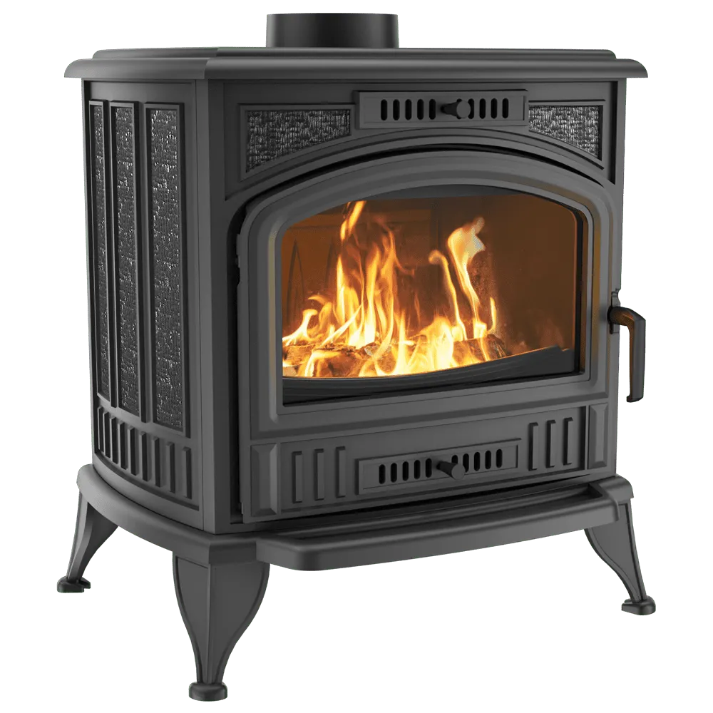 Kratki K6 CV houtkachel met brandend vuur, klassieke zwarte gietijzeren constructie.