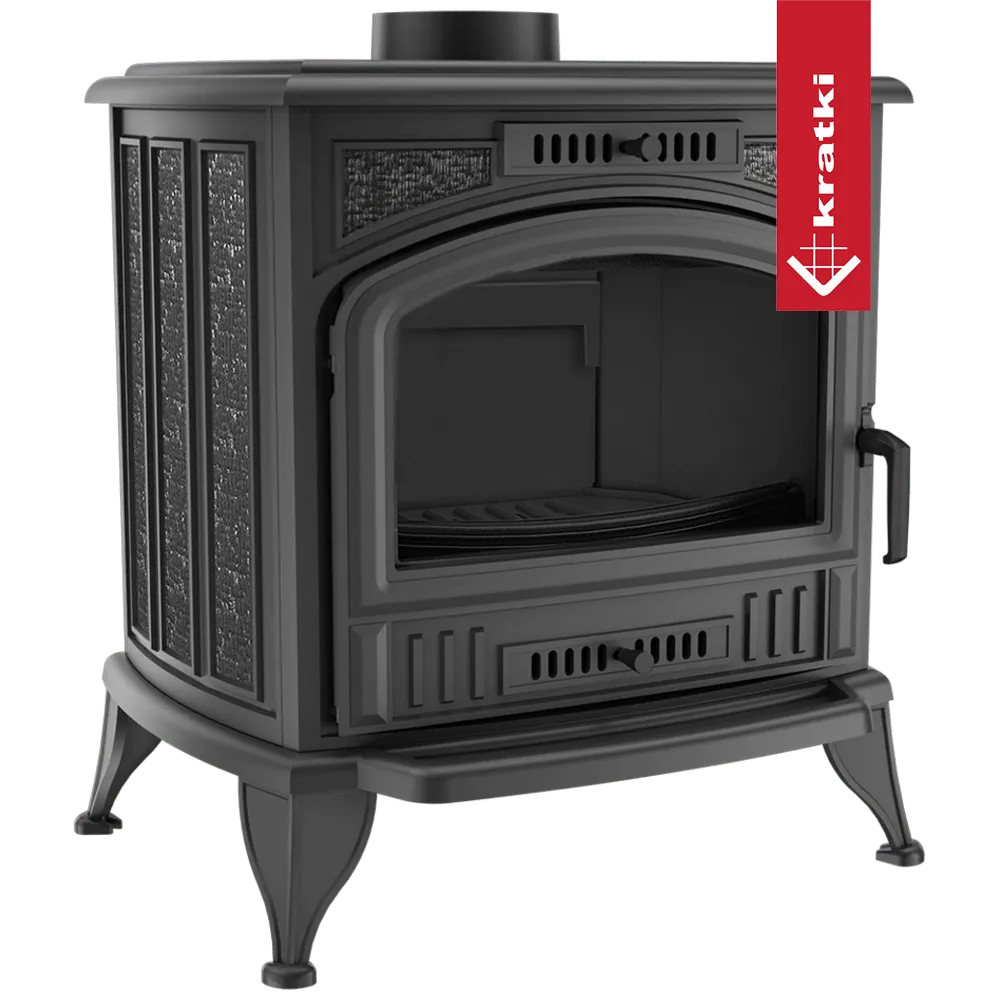 Zwarte gietijzeren houtkachel Kratki K6 CV met decoratieve zijpanelen en glazen deur.
