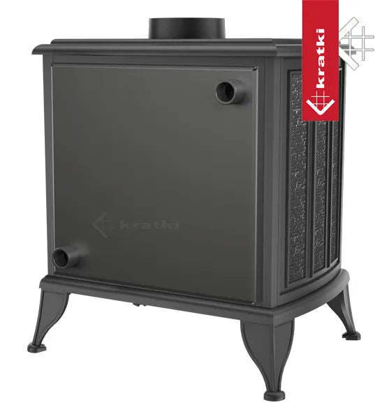 Zwarte Kratki K6 CV houtkachel met decoratieve zijkanten en vier sierlijke poten.