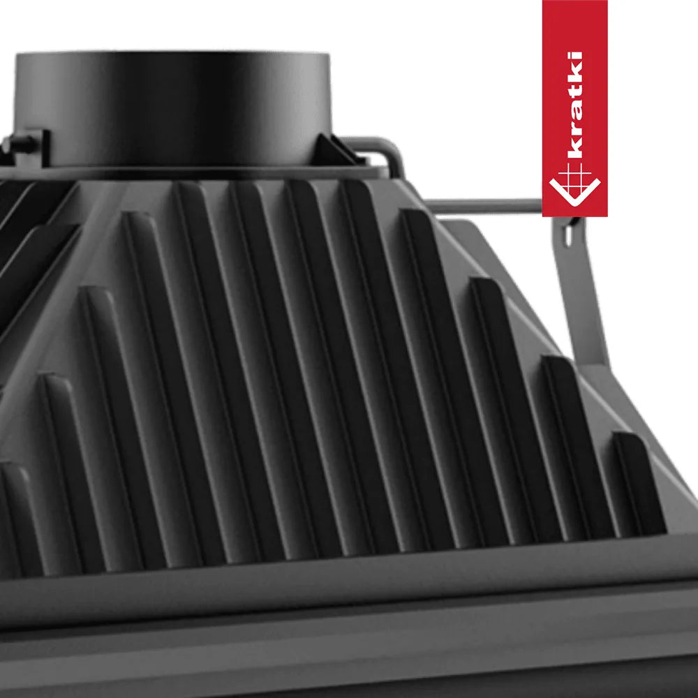 Kratki Zuzia houtkachel met zwart metalen afwerking en verticale ribben voor warmteverspreiding.