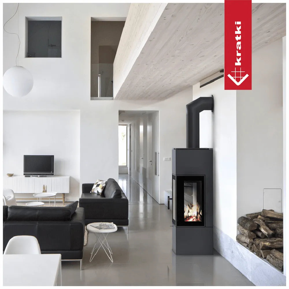 Moderne woonkamer met Kratki Thor houtkachel, zwarte banken en minimalistisch interieur.