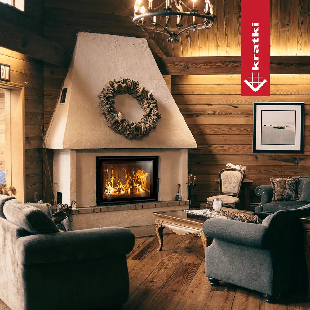 Gezellige woonkamer met houten muren, open haard Kratki MBO, comfortabele banken en kroonluchter.