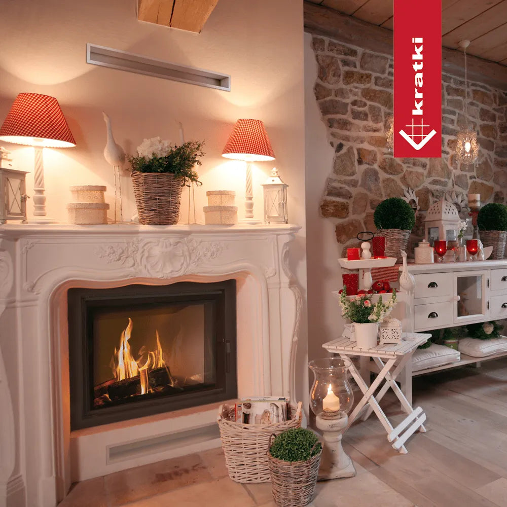 Gezellige woonkamer met Kratki Lucy CV 16 kW haard, rustieke inrichting en sfeerverlichting.