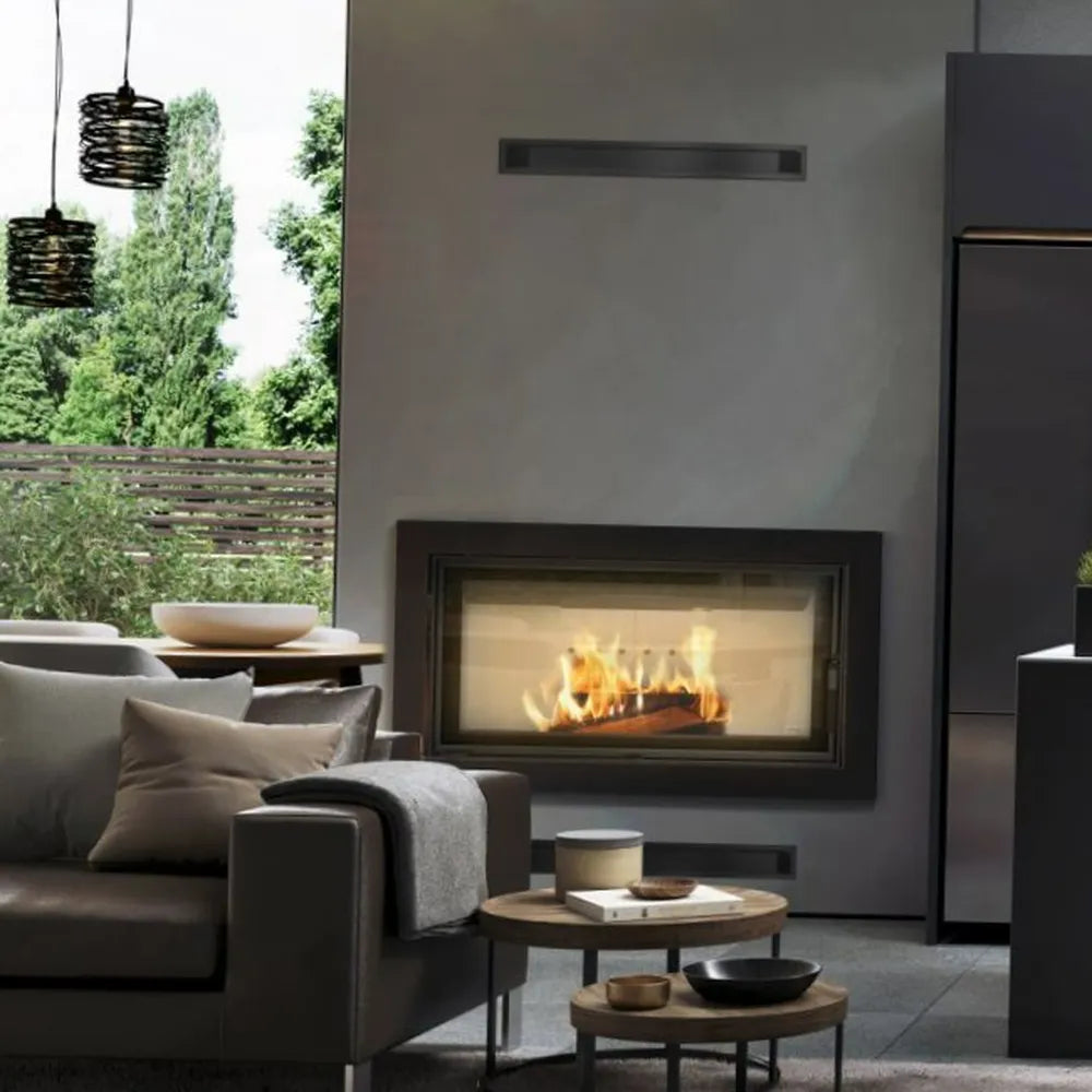 Gezellige woonkamer met Kratki Lucy CV 20 kW haard, moderne inrichting en uitzicht op tuin.