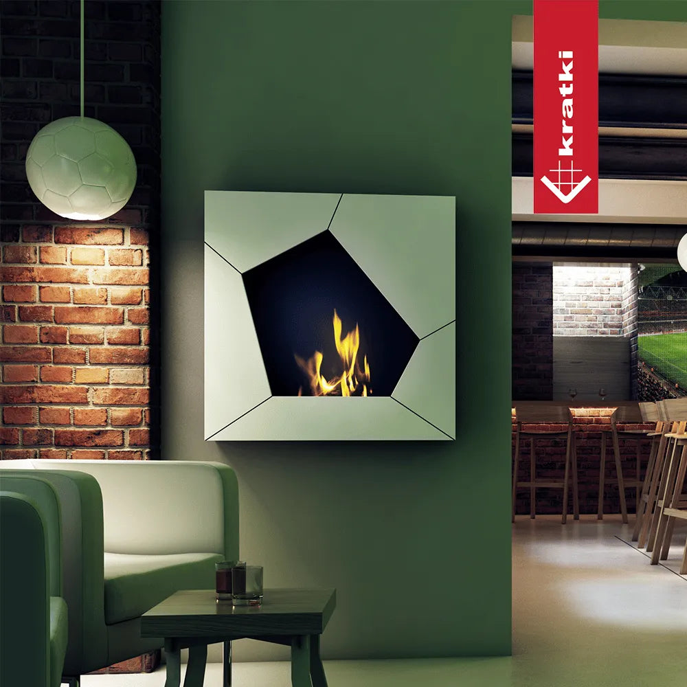 Moderne woonkamer met Kratki Ball TÜV haard en voetbalvormige lamp aan bakstenen muur.