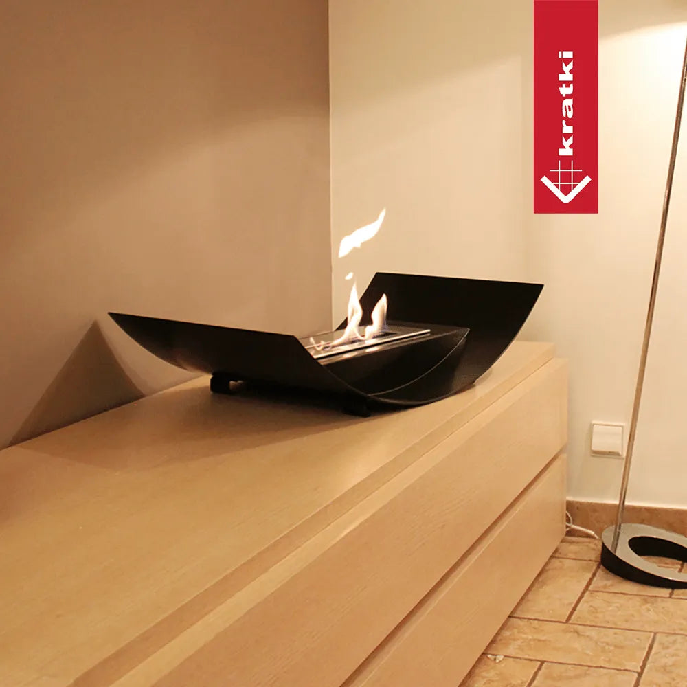 Kratki Biomisa TÜV biokachel op houten kast in moderne woonkamer.