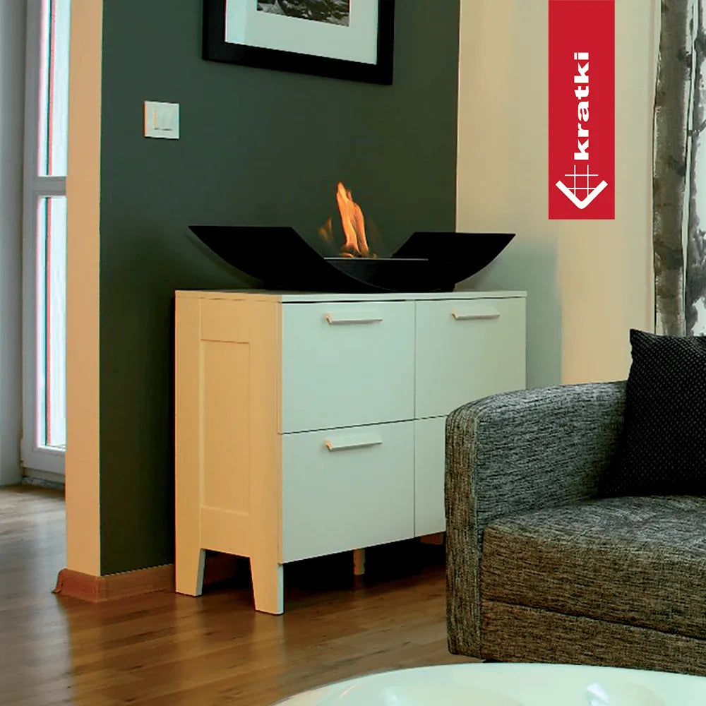 Kratki Biomisa TÜV biokachel op een witte kast in een moderne woonkamer.