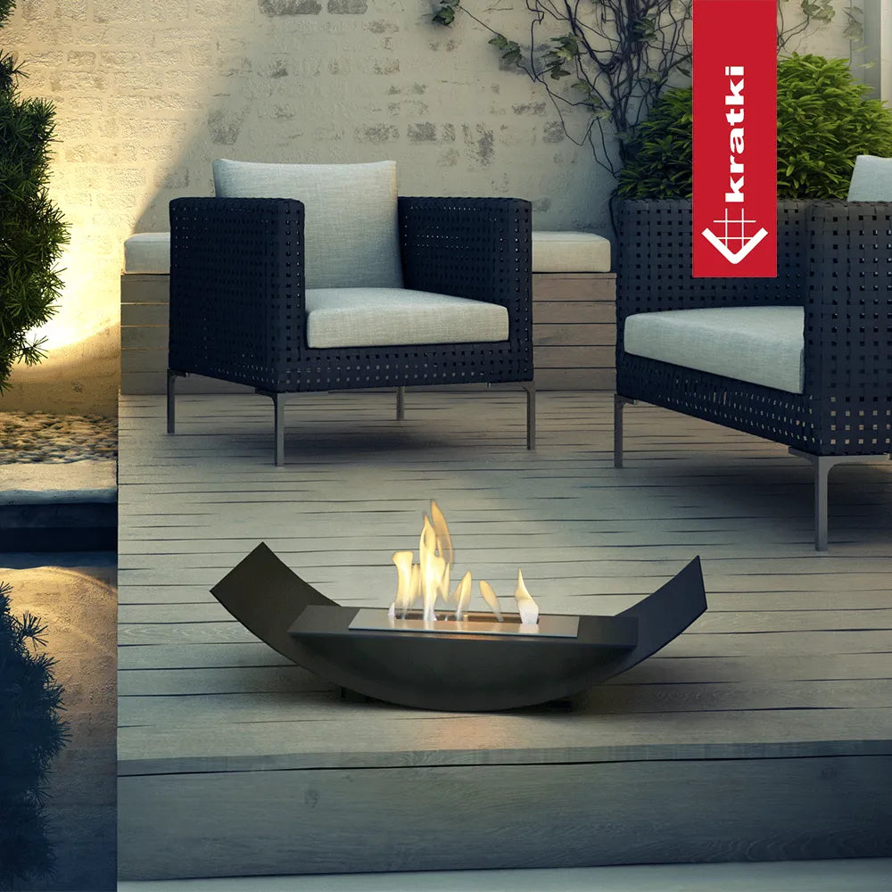 Moderne buitenruimte met Kratki Biomisa TÜV haard, omringd door stijlvolle rotan stoelen.
