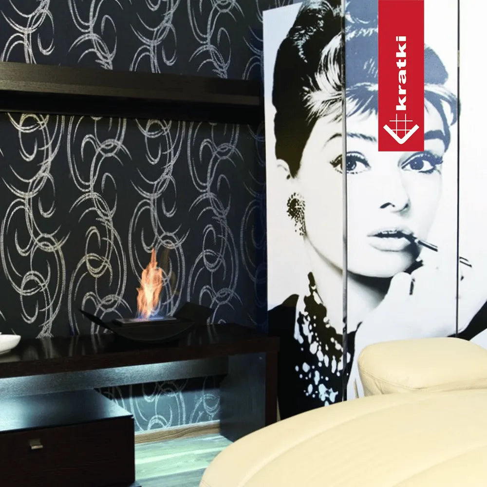 Moderne woonkamer met Kratki Biomisa TÜV haard, abstract behang en zwart-wit kunstwerk.