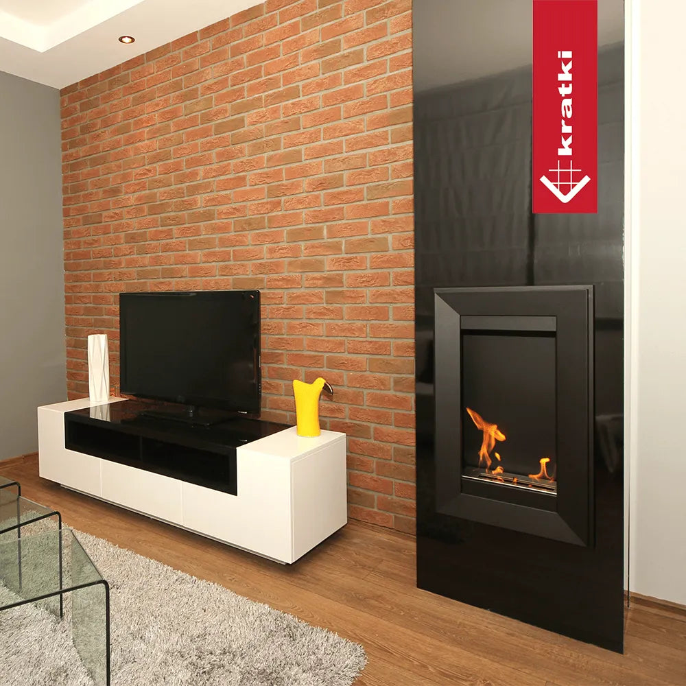 Moderne woonkamer met Kratki Charlie 2 TÜV haard, bakstenen muur en strakke meubels.