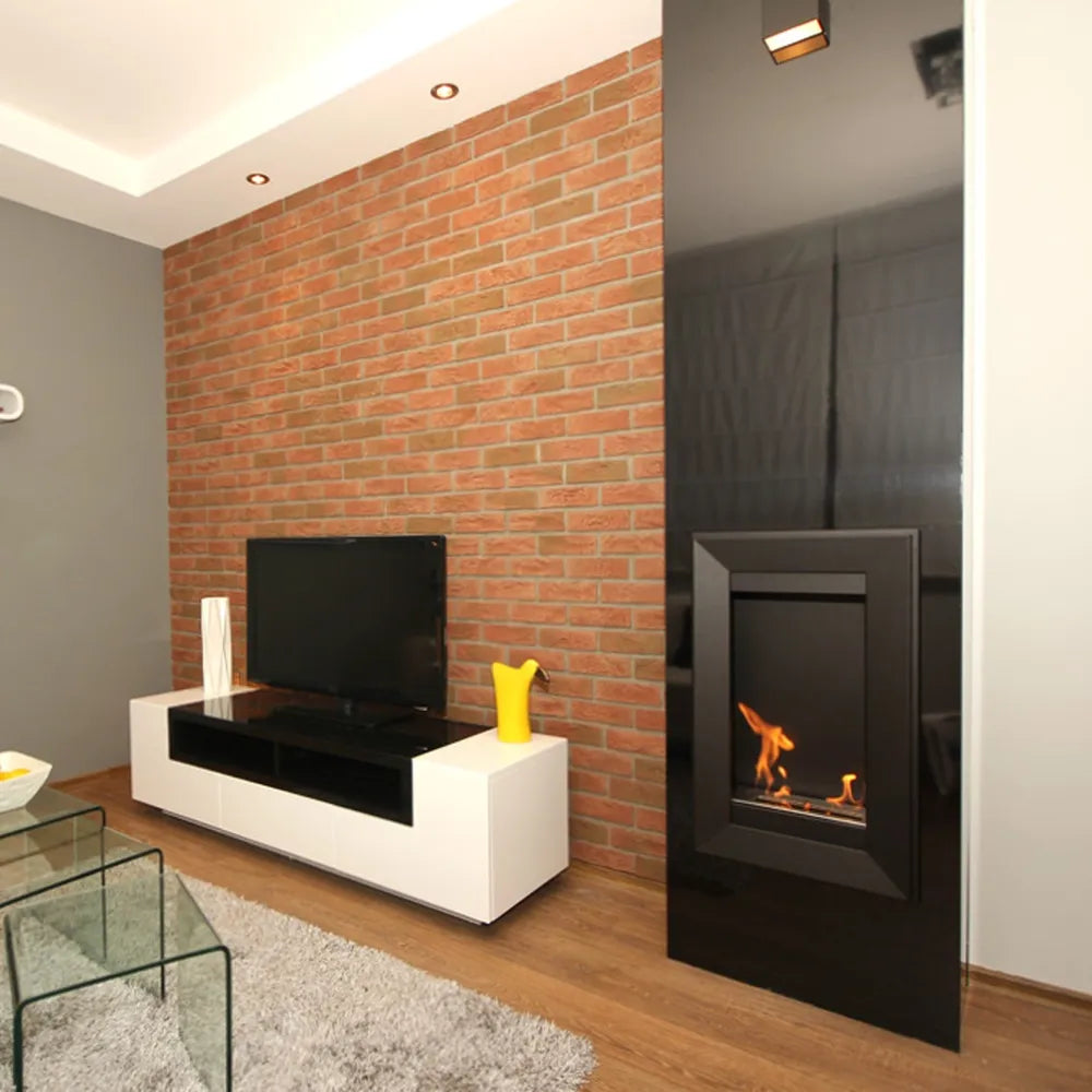 Moderne woonkamer met Kratki Charlie 2 TÜV haard, bakstenen muur en strakke meubels.