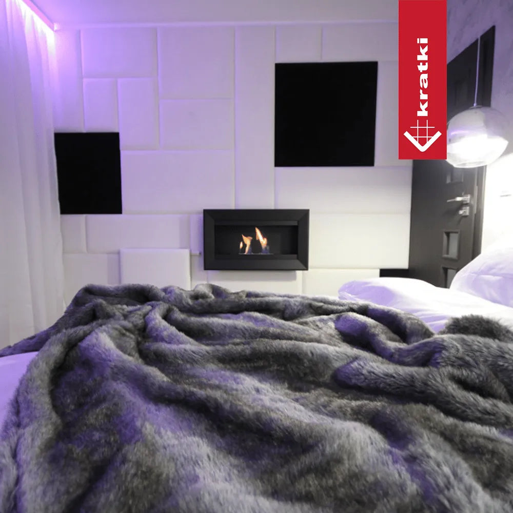 Gezellige slaapkamer met Kratki Charlie TÜV haard, zachte deken en moderne wandpanelen.