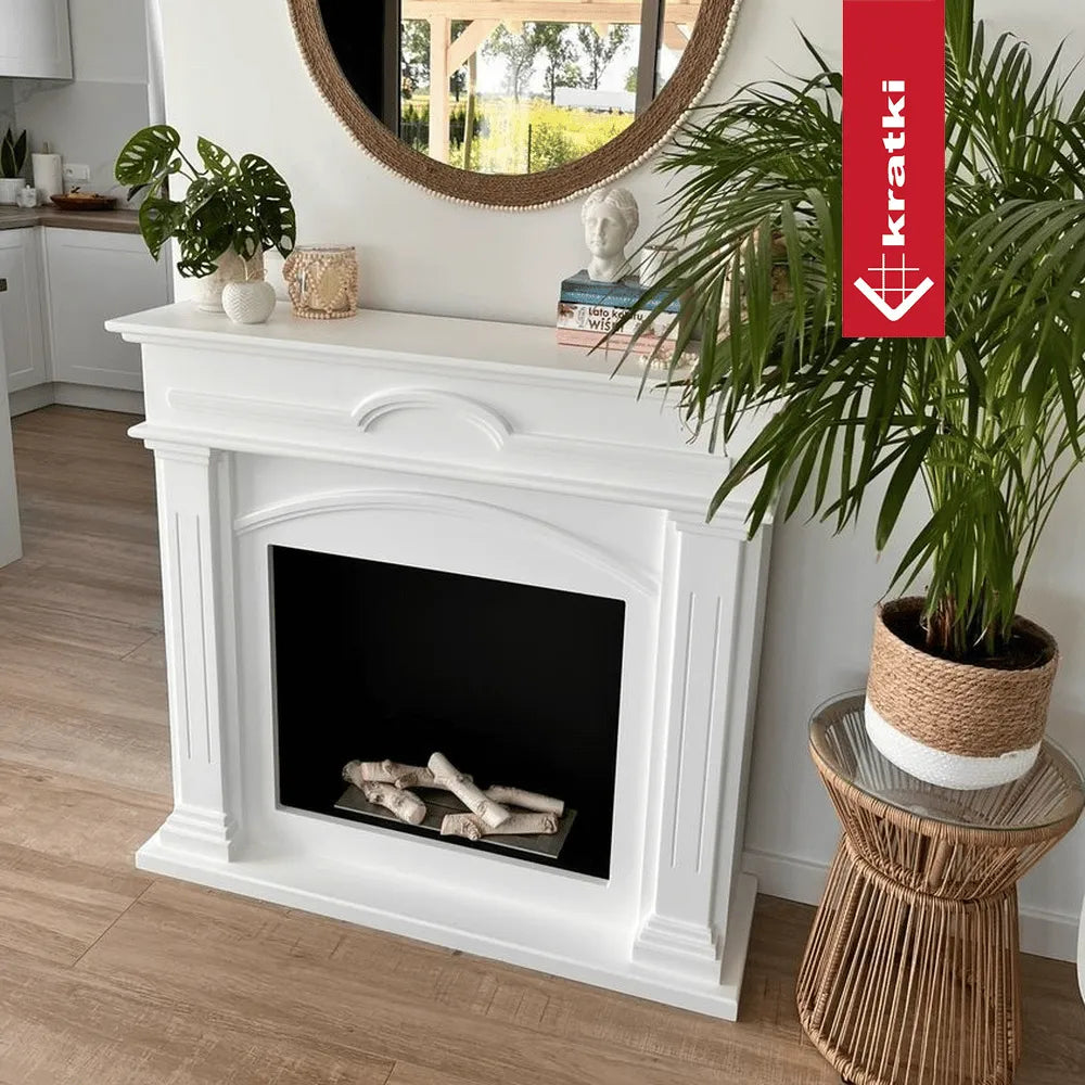 Witte Kratki December TÜV haard in een stijlvolle woonkamer met planten en decoraties.