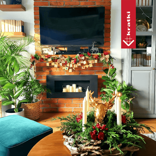 Kratki Delta2 TÜV in woonkamer met ingebouwde haard en kerstdecoratie