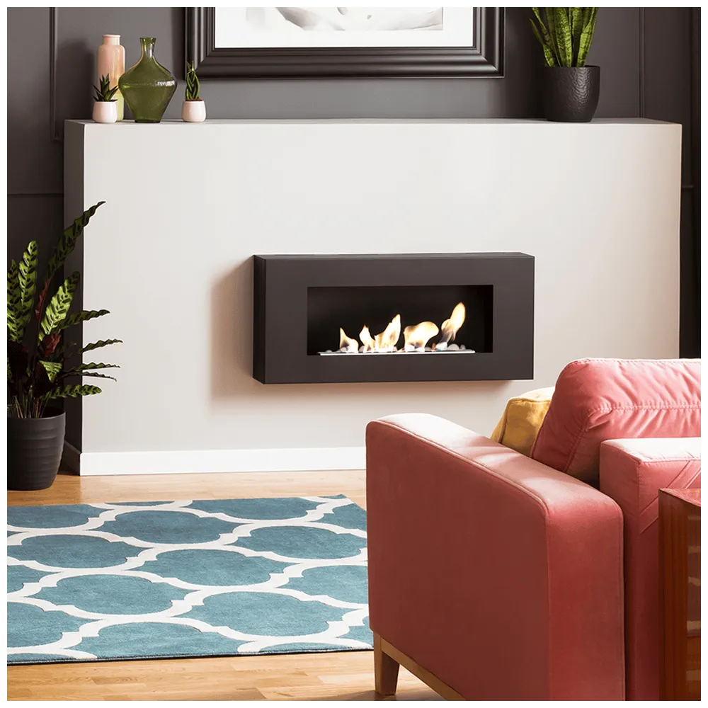 Kratki Delta TÜV haard in moderne woonkamer met planten, schilderij en kleurrijk tapijt.