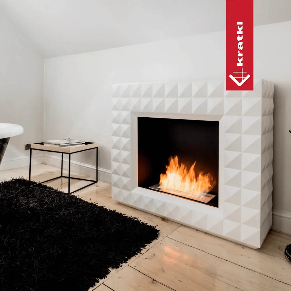 Kratki Egzul TÜV haard in moderne woonkamer met witte muren en zwarte decoratie.