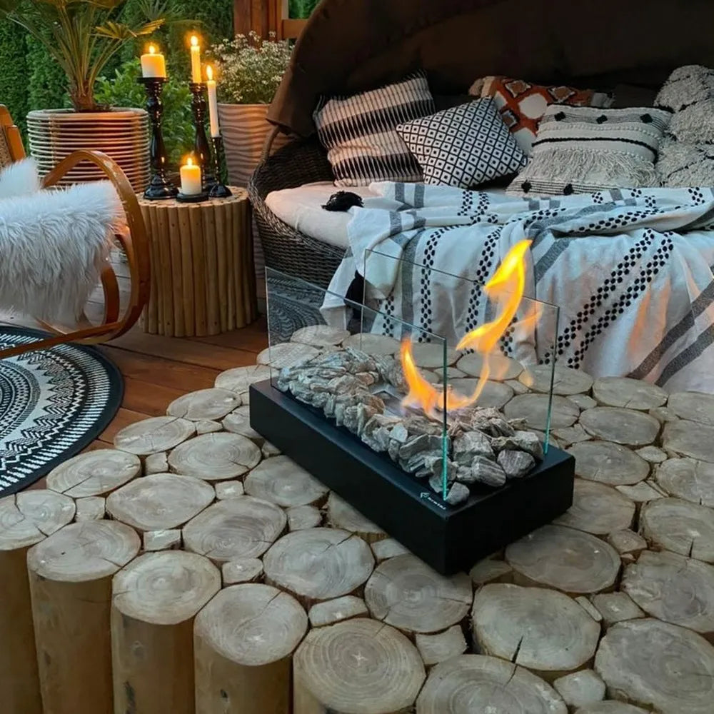 Kratki Galina TÜV op rustieke houten tafel in gezellige, sfeervolle zithoek met kaarsen.