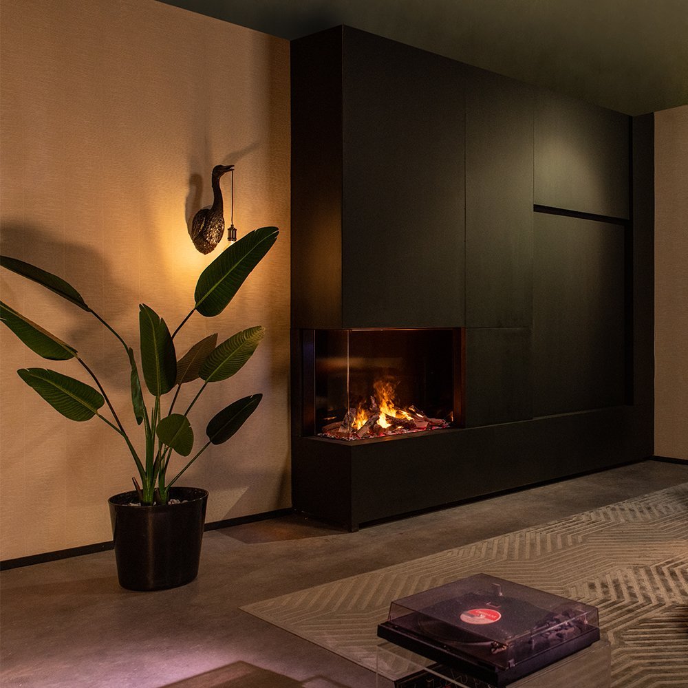Faber e-MatriX Mood 800/650 II Hoek in een moderne woonkamer met plant en wanddecoratie.