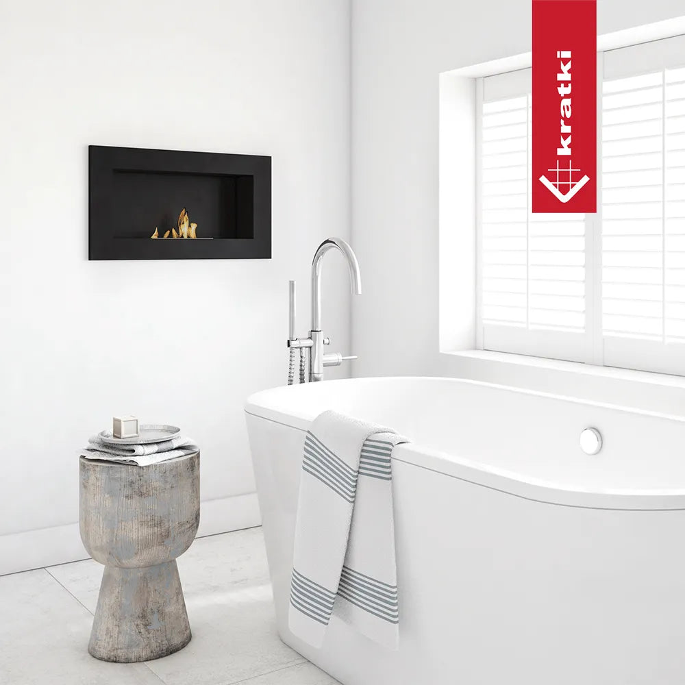 Moderne badkamer met Kratki Golf TÜV haard, vrijstaand bad en houten krukje met handdoeken.