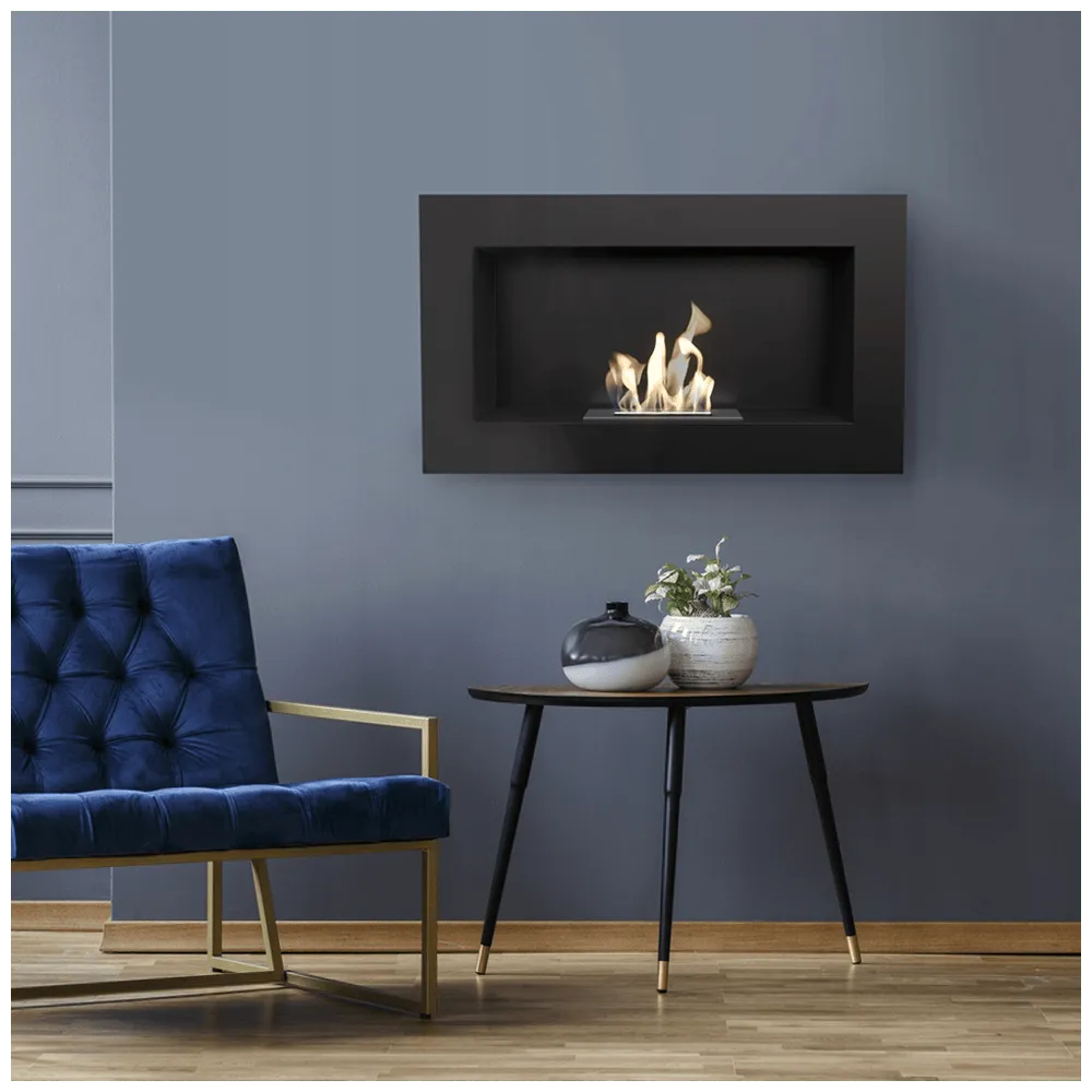 Kratki Golf TÜV ingebouwde haard in moderne woonkamer met blauwe stoel en bijzettafel.