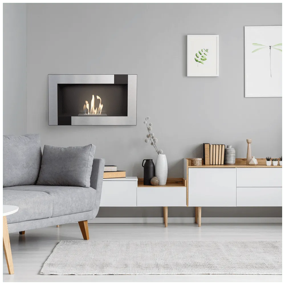 Moderne woonkamer met Kratki Golf TÜV haard, grijze bank en minimalistische decoraties.