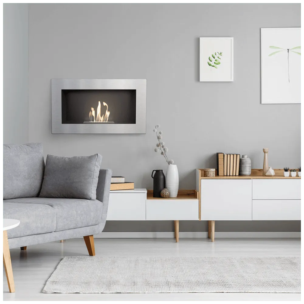 Moderne woonkamer met Kratki Golf TÜV haard, grijze bank en minimalistische decoratie.