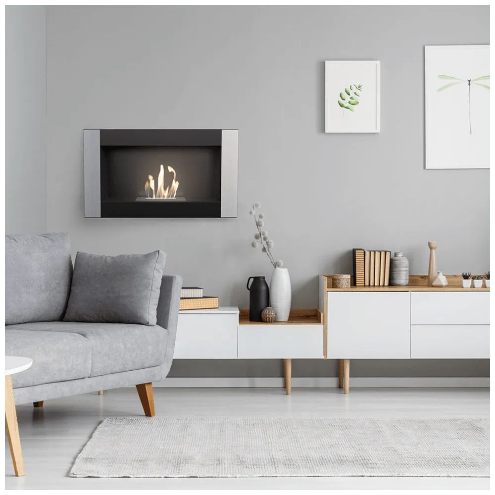 Moderne woonkamer met Kratki Golf TÜV haard, grijze bank en minimalistische decoratie.