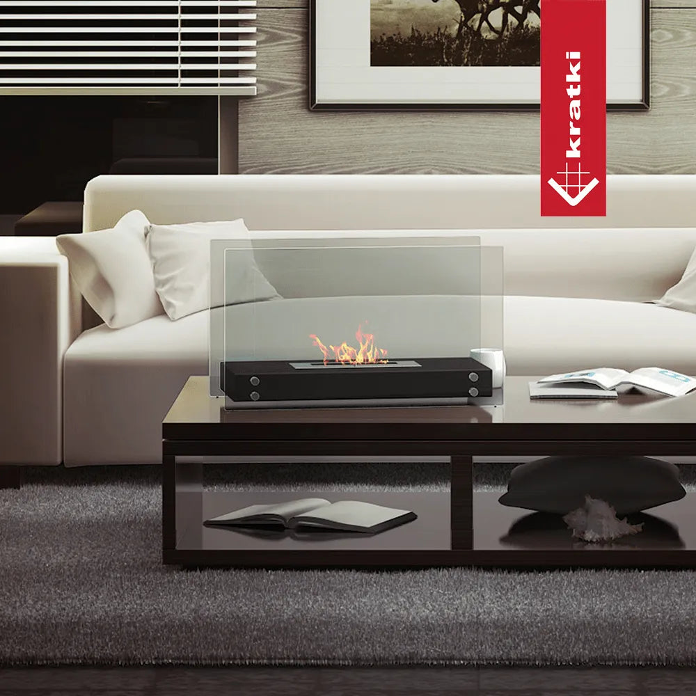 Kratki Hotel TÜV haard op salontafel in moderne woonkamer met witte bank en boeken.