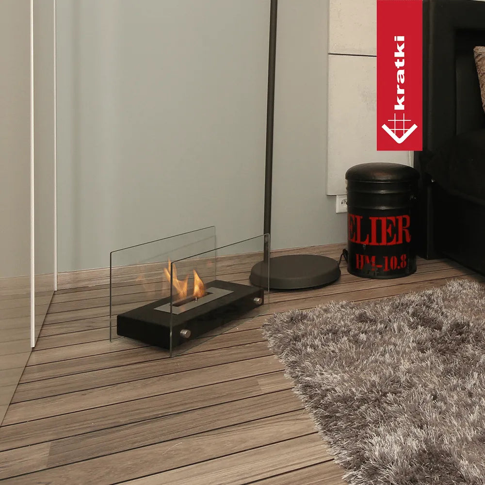Kratki Hotel TÜV haard in een moderne woonkamer met houten vloer en grijs tapijt.