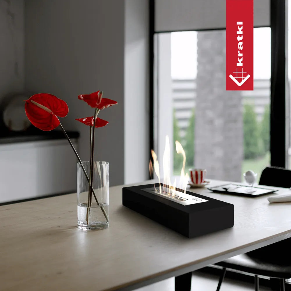 Kratki India TÜV tafelhaard op een moderne eettafel met rode bloemen in een vaas.