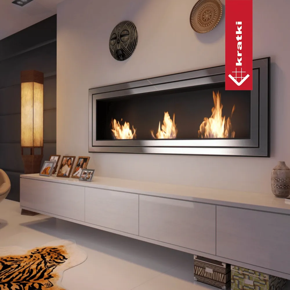Kratki Juliet TÜV ingebouwde haard in moderne woonkamer met decoratieve maskers en fotolijstjes.