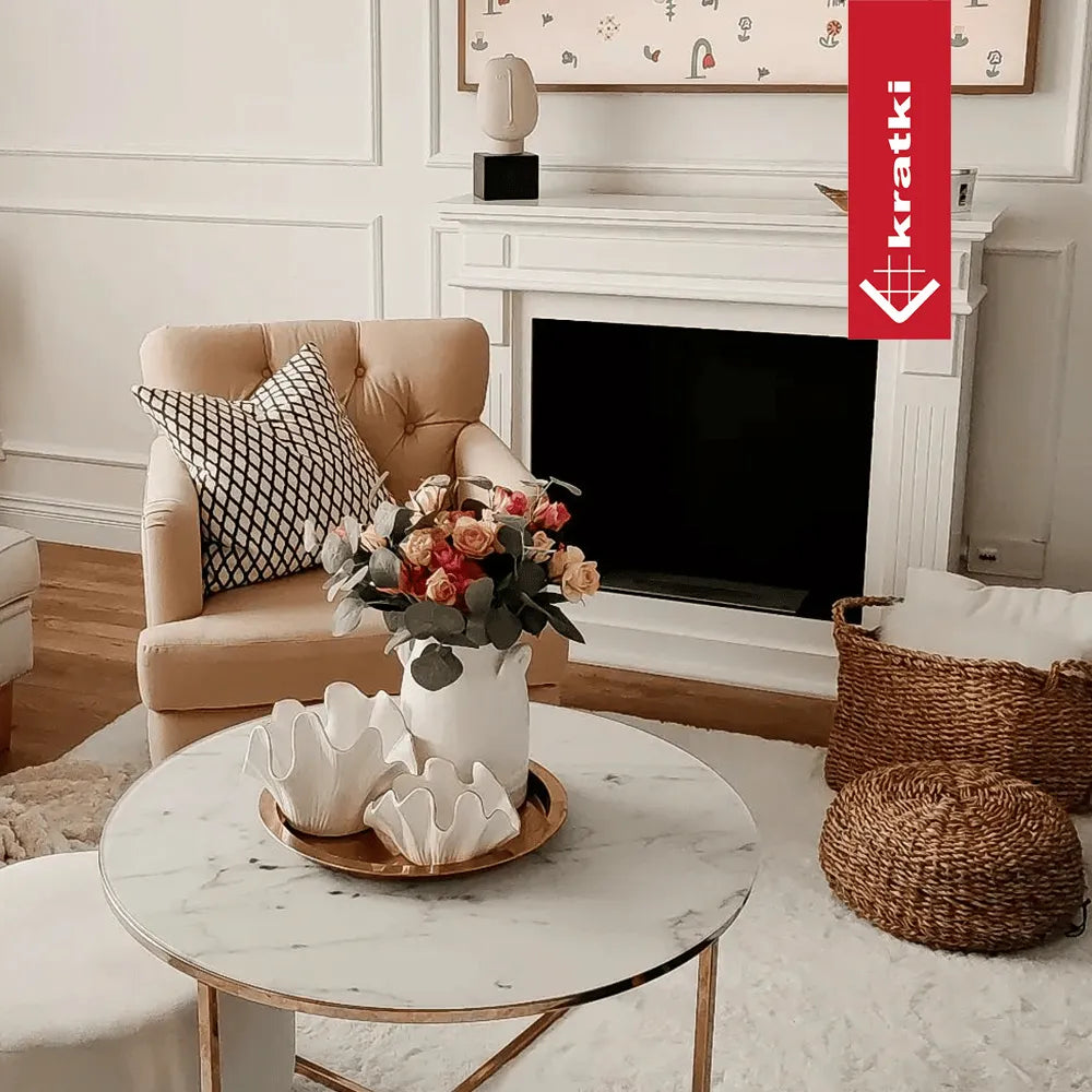 Gezellige woonkamer met Kratki November TÜV haard, beige stoel en marmeren salontafel.