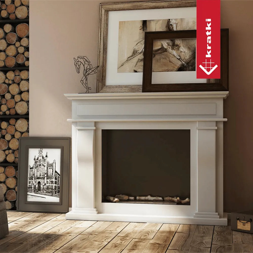 Witte Kratki October TÜV haard met kunstwerken en houtblokken op een houten vloer.