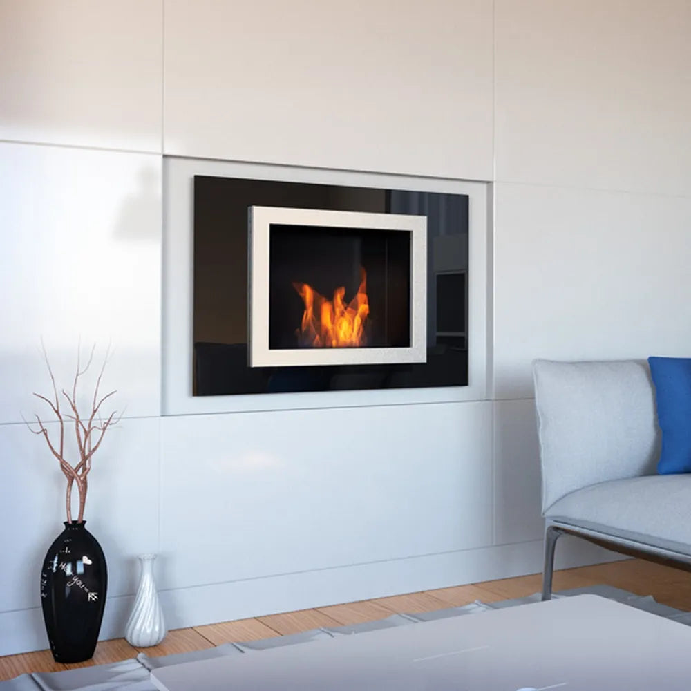Moderne woonkamer met ingebouwde Kratki Oscar TÜV haard, naast een grijze bank en zwarte vaas.