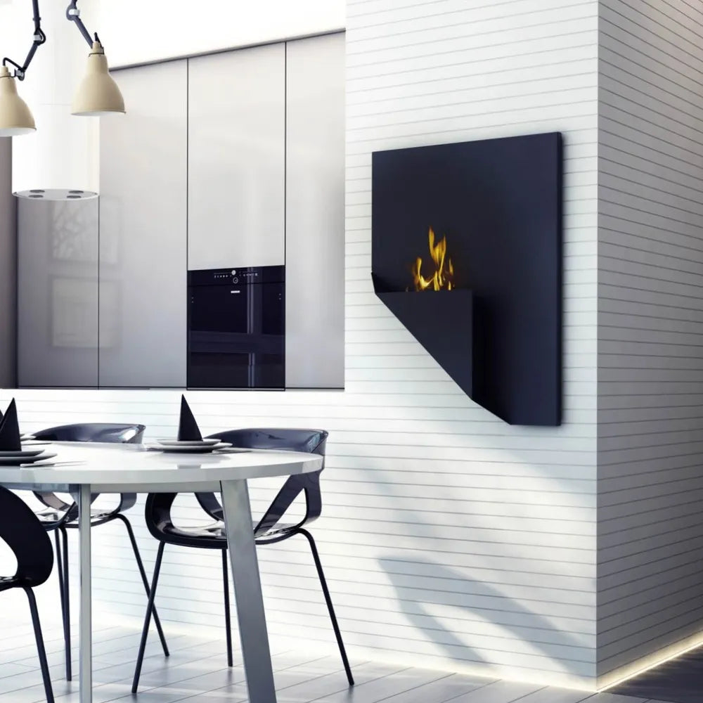 Moderne keuken met Kratki Papa TÜV haard aan witte muur, naast eettafel en stoelen.