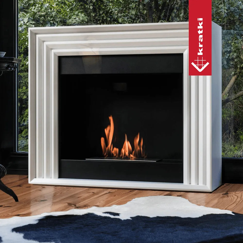 Kratki Planet TÜV haard met witte omlijsting, brandend vuur, moderne woonkamer, houten vloer.