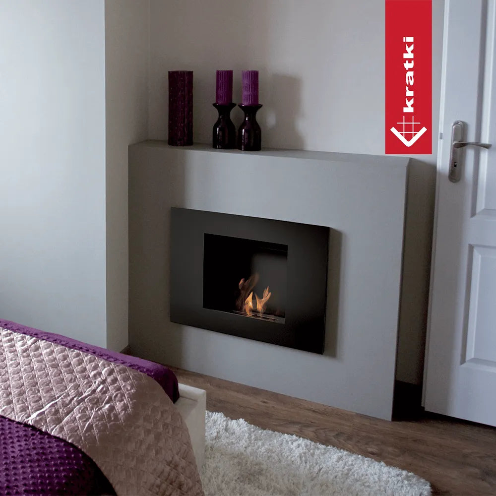 Moderne slaapkamer met Kratki Quat TÜV haard, paarse decoraties en houten vloer.
