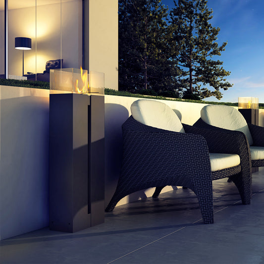 Kratki Romeo TÜV buitenhaard naast loungestoelen op terras