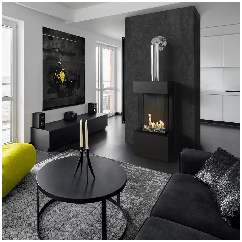 Moderne woonkamer met Kratki Leo 45/68 Links & Rechts haard, zwarte meubels en gele fauteuil.