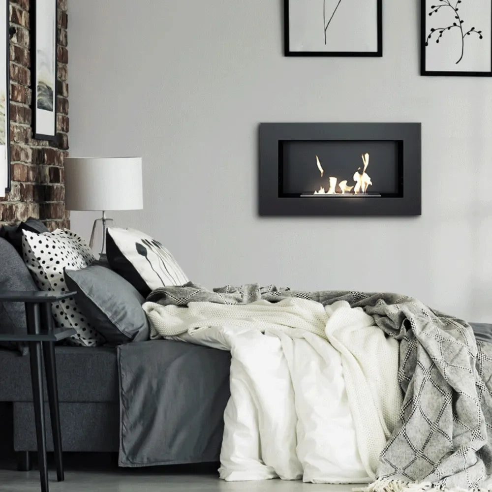 Gezellige slaapkamer met Kratki Golf TÜV haard, grijze bank en moderne kunst aan de muur.