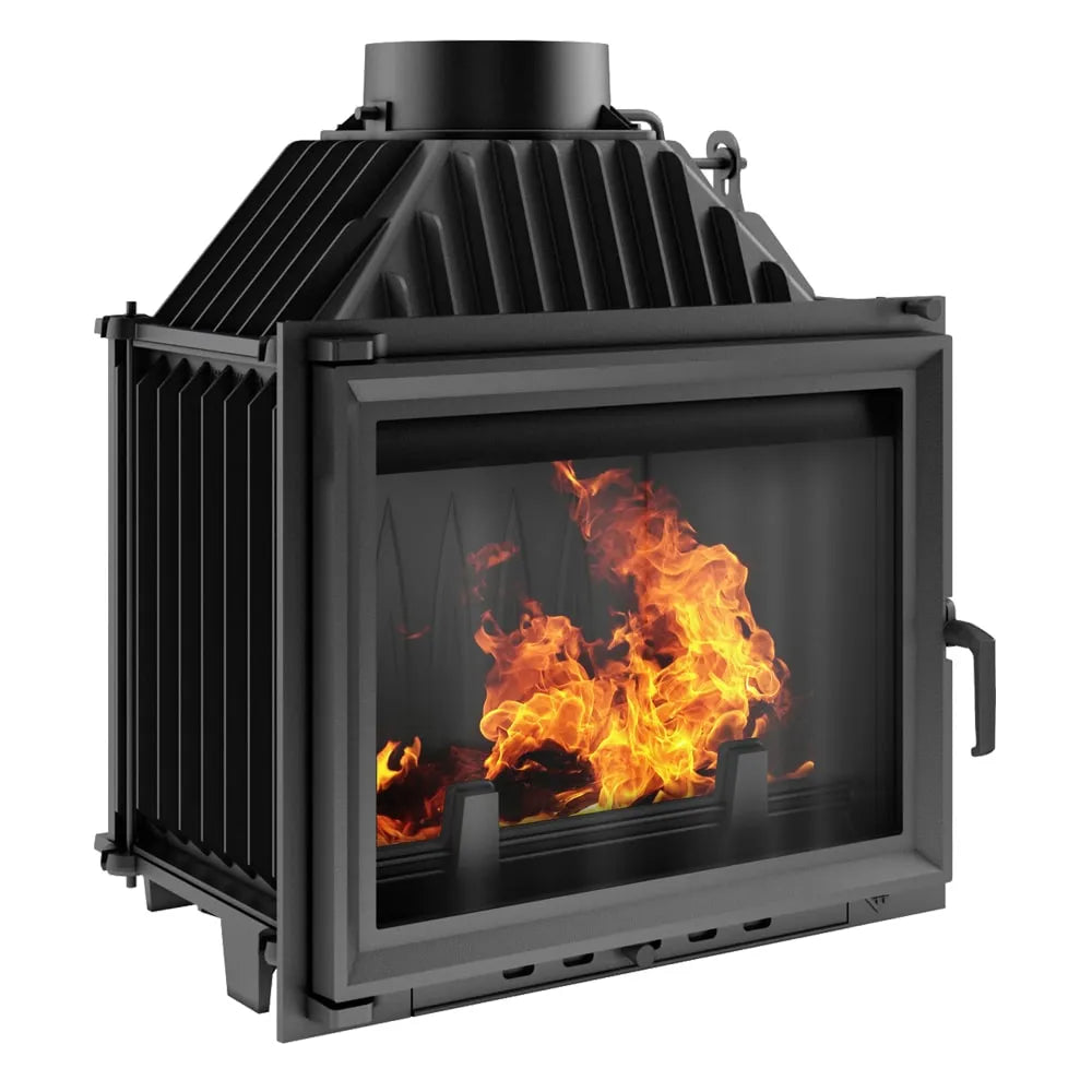Kratki Maja houtkachel met brandend vuur, zwart metalen frame en glazen deur.