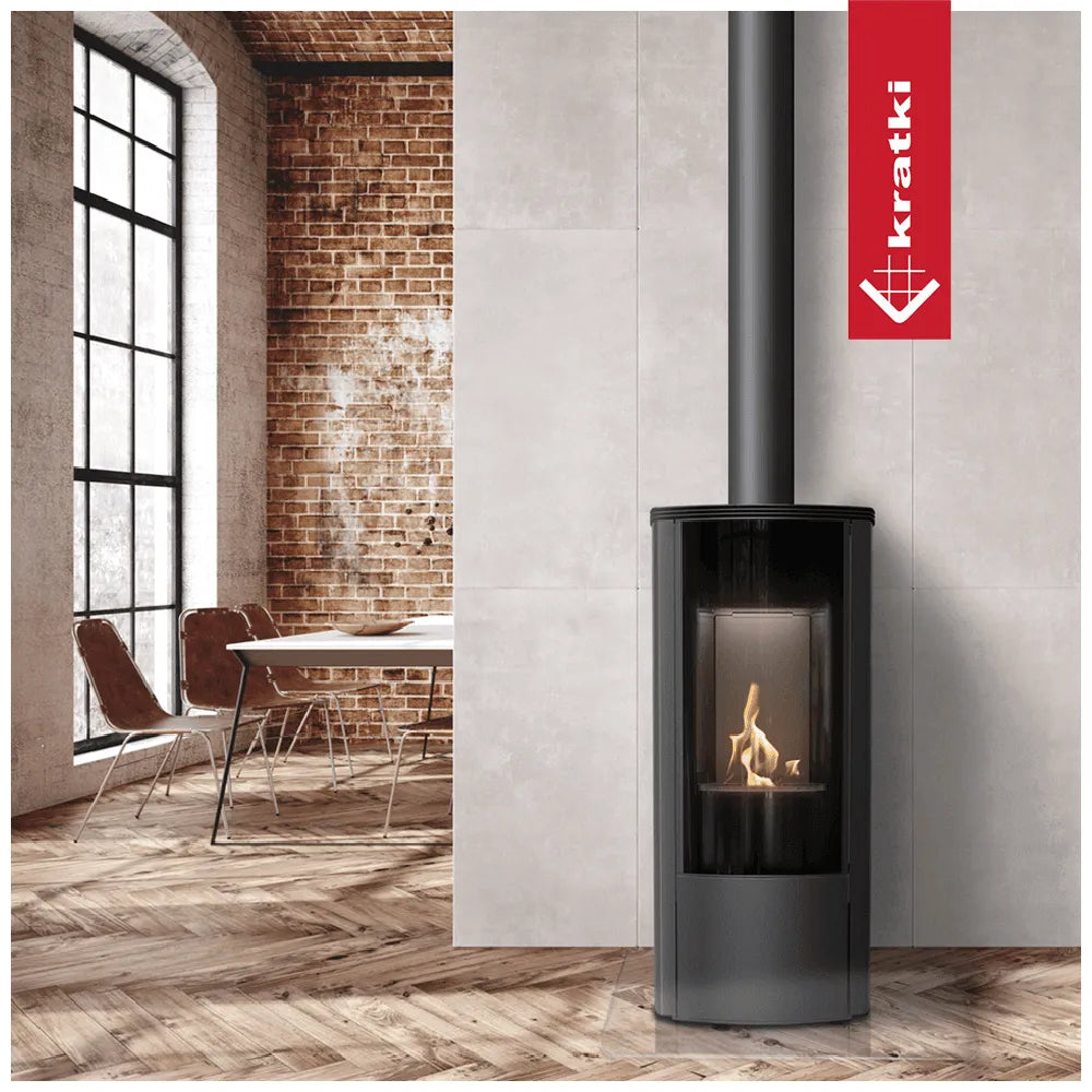 Kratki AB Enyo R Gas in moderne woonkamer met bakstenen muur en grote ramen.