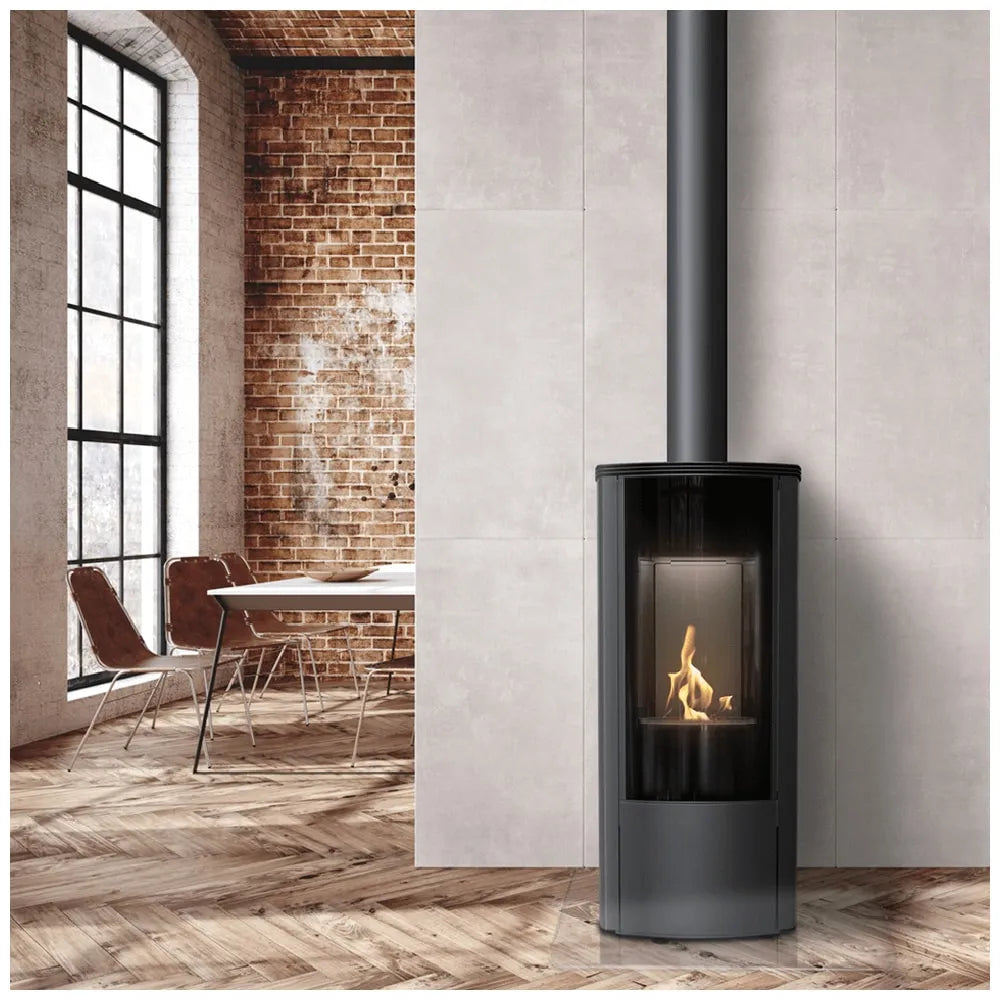 Kratki AB Enyo R Gas in een moderne woonkamer met bakstenen muur en houten vloer.