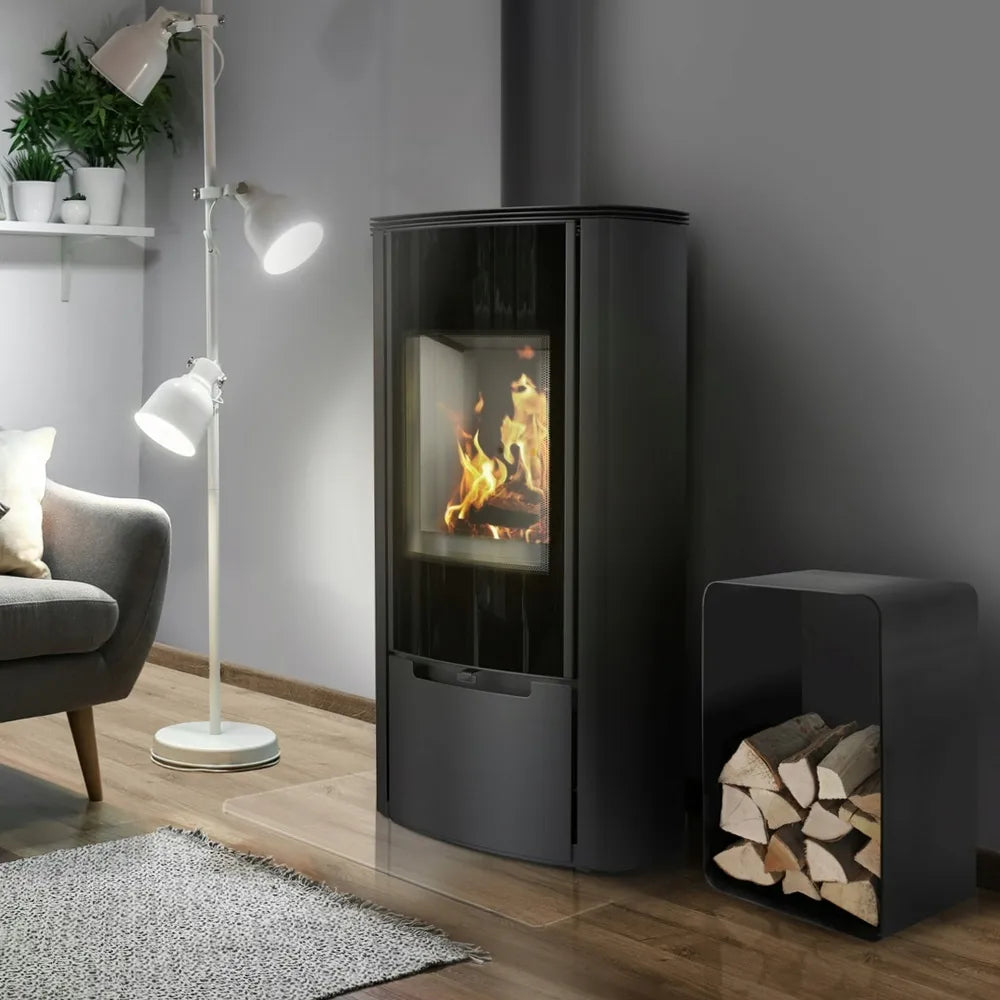 Kratki AB Enyo R Gas haard in moderne woonkamer met houtopslag en vloerlamp.