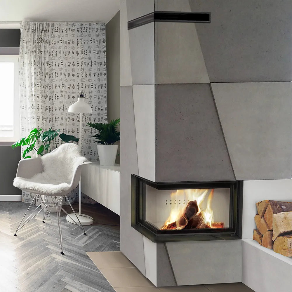 Moderne woonkamer met Kratki MBO Links haard, witte stoel en planten.