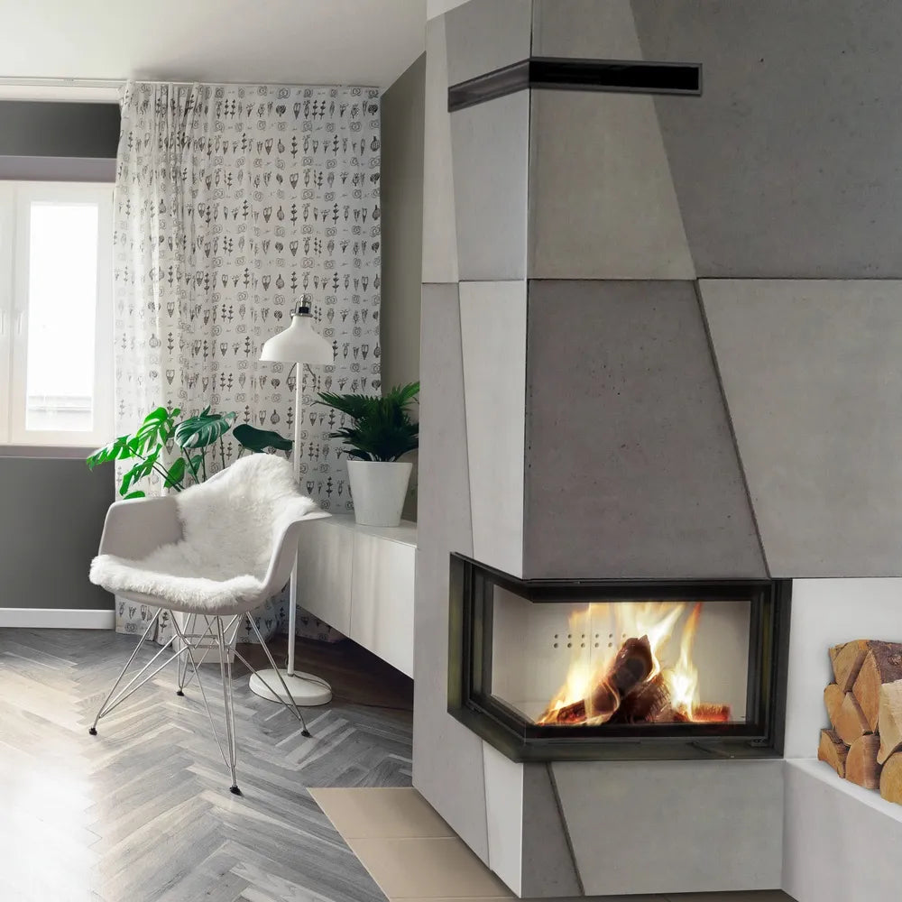 Moderne woonkamer met Kratki MBO Links haard, witte stoel en planten.