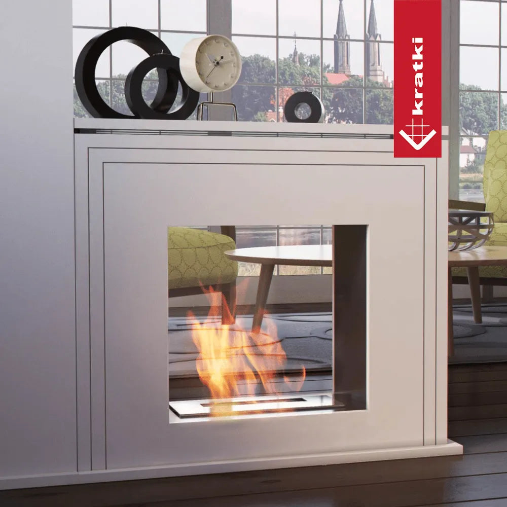 Moderne Kratki June Tunnel TÜV haard in een stijlvolle woonkamer met grote ramen en decoratieve objecten.