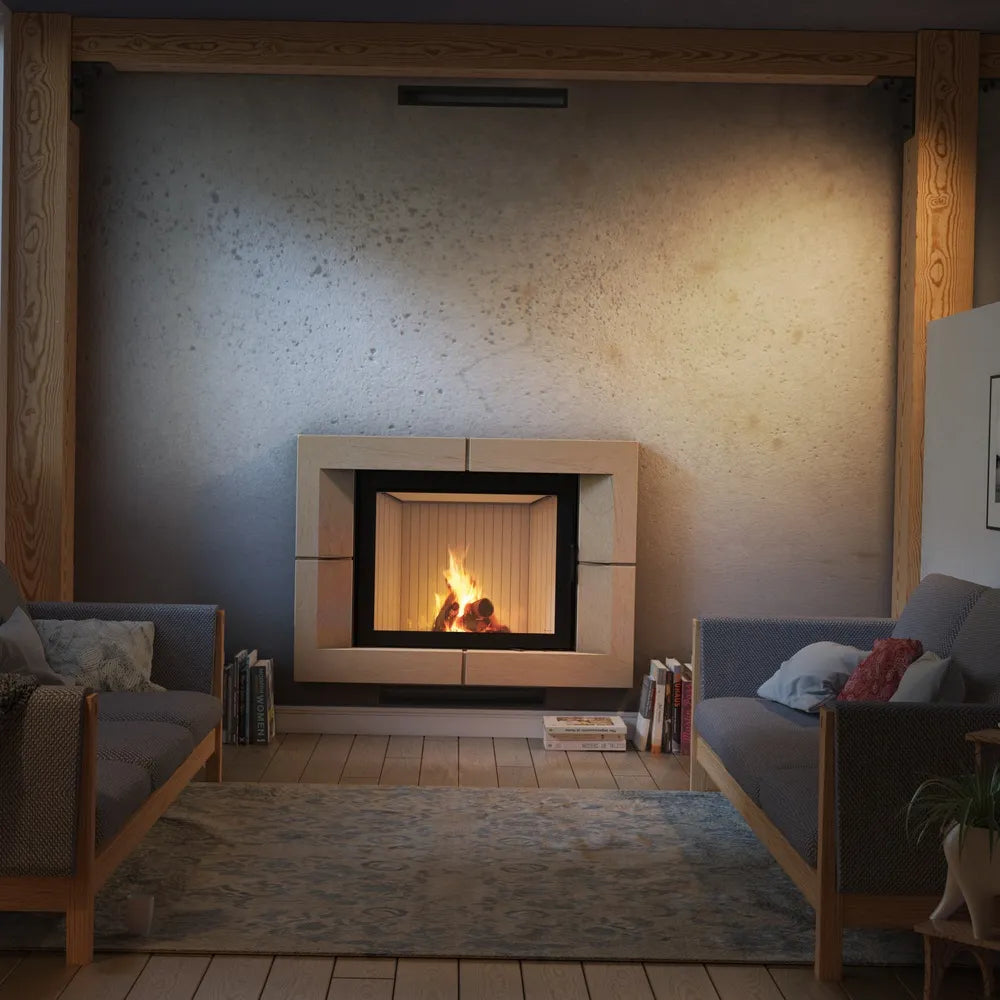Gezellige woonkamer met Kratki Nadia 13 kW haard, omringd door comfortabele banken en boeken.